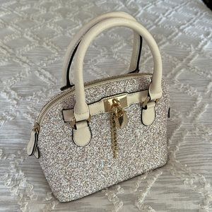 Handbag with straps
